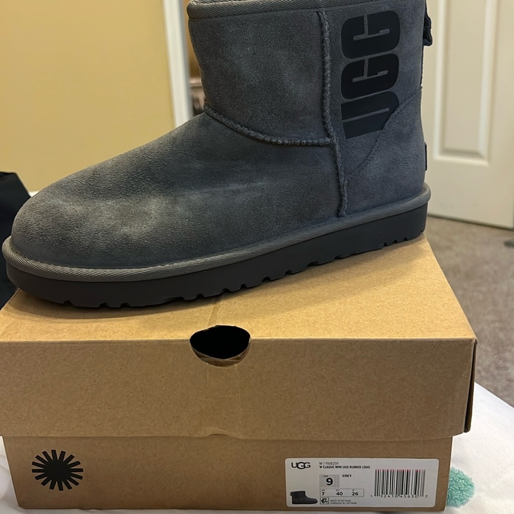 New in box Ugg Classic Mini Ugg Rubber Logo